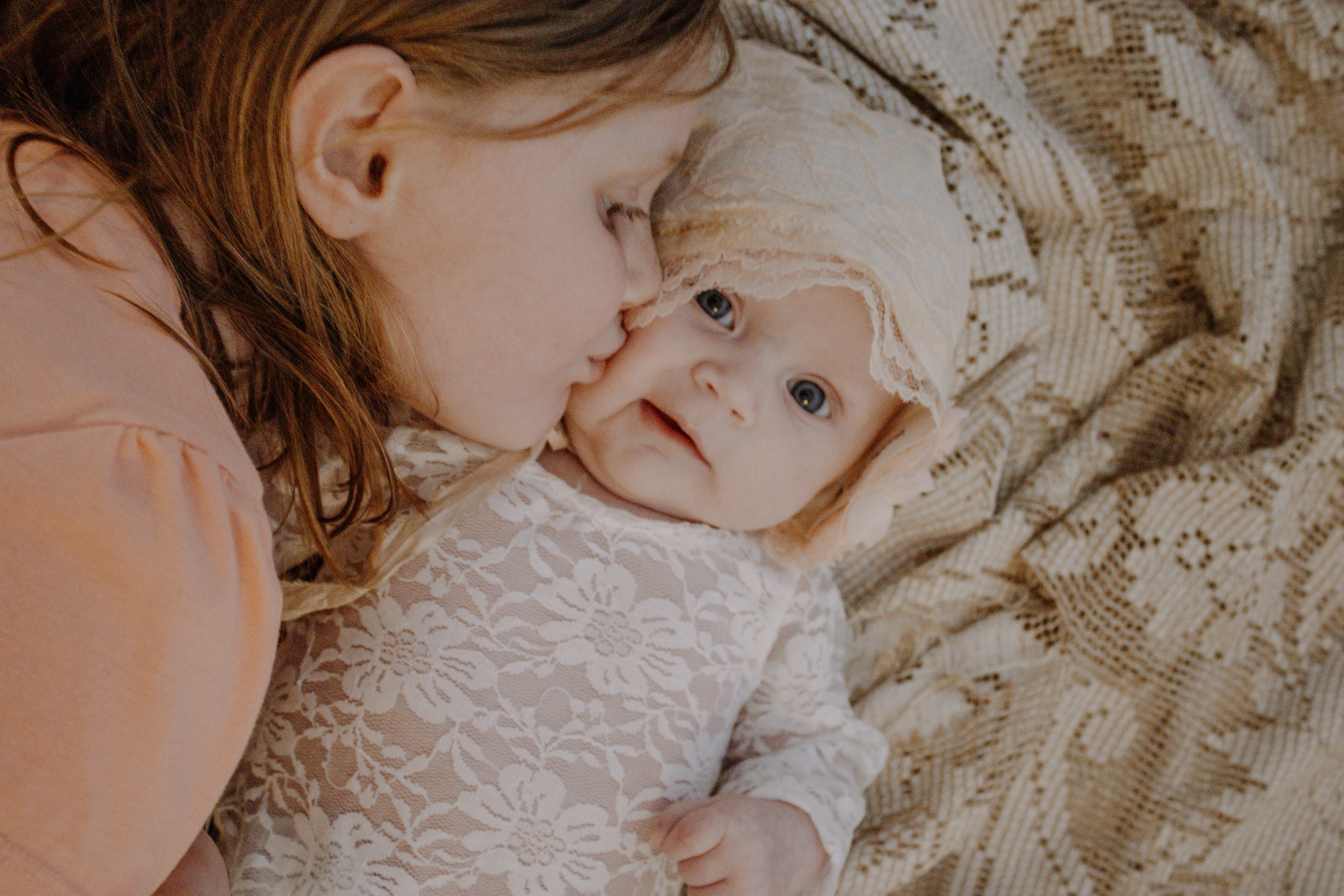 kids photography, older sister kissing baby sister, newborn photography