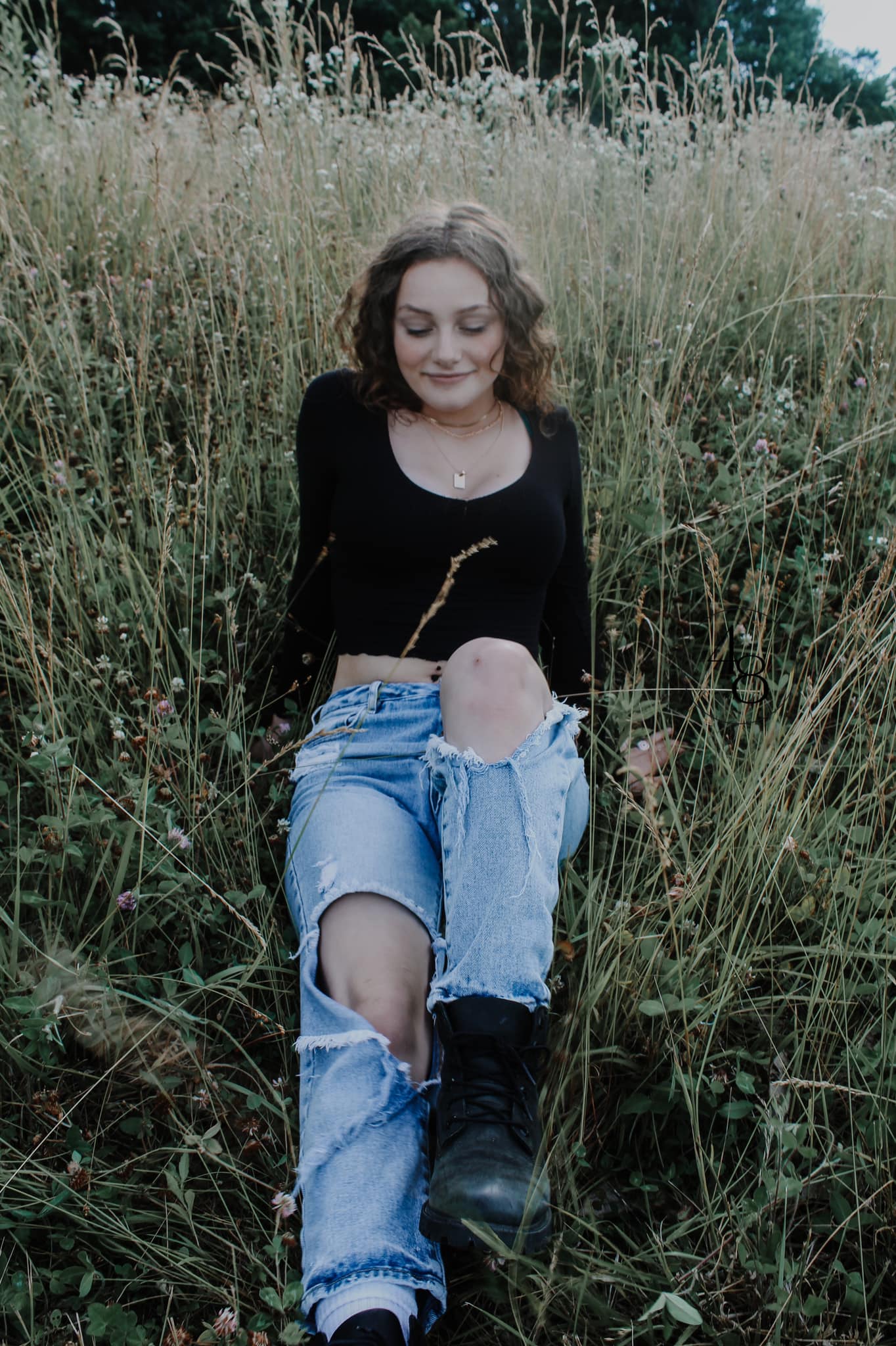 Solo portrait photography, field photography pose