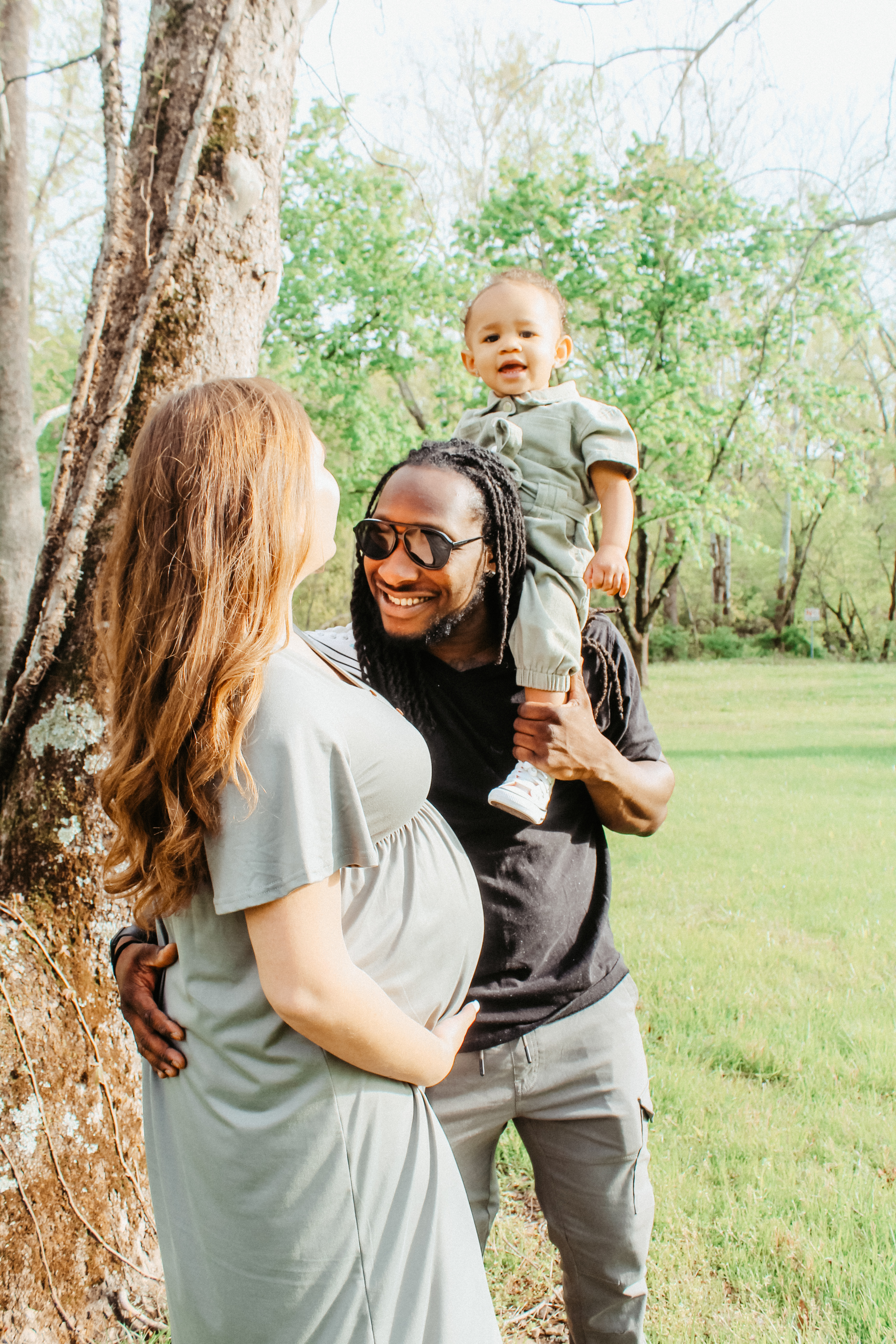 maternity photoshoot, mom, dad, and sibliging maternity pictures